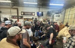 Los herreros del campeonato mundial ayudando a los herradores a continuar la educación