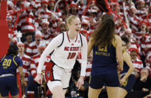 No. 13 NC State HaceTlasts No. 1 Notre Dame en Double OT por 104-95 malestar en Raleigh