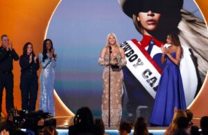 Los Grammy le dieron a Beyoncé la noche que los CMA no