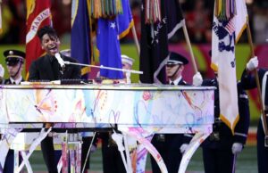 Jon Batiste Belts Himno nacional infundido con jazz en el Super Bowl LIX | Entretenimiento