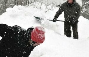 Un nuevo análisis examina por qué la pala de nieve, combinada con un estilo de vida sedentario, aumenta el riesgo de ataque cardíaco en los hombres