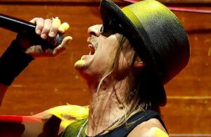 Kid Rock asalta el escenario después de un extraño colapso público