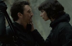 “The Gorge” comienza con una premisa única antes de caer en ceñudo en ridículo