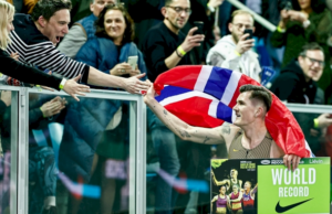 Jakob Ingebrigtsen rompe el récord mundial de millas en el mundo de interior World Liévin