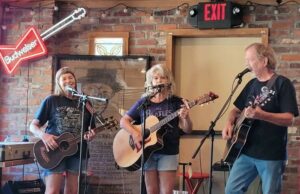 Spotlight de entretenimiento: hermanas, cónyuges comparten escenario en la banda popular | Noticias