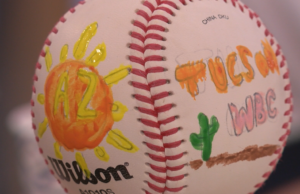 Los estudiantes de Tucson pintan bolas de béisbol para equipos por delante de World Baseball Classifiers | Noticias