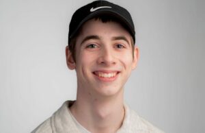 Des Moines Register reportero deportivo Eli McKown le encanta la lucha libre