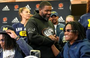 El legendario escritor deportivo de Detroit Rips Rips de la escuela de fútbol de la escuela alquiler