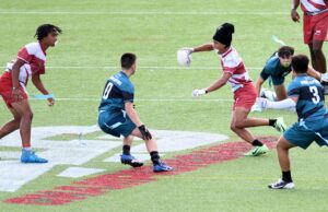 Los juegos de NFL Pro Bowl dan a los equipos de fútbol de la bandera juvenil de los medios de comunicación