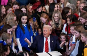 Trump firma la prohibición de los deportes transgénero. La representante de Indiana Michelle Davis está ahí