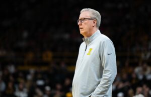 Las redes sociales reaccionan a medida que el baloncesto de Iowa es barrido contra Wisconsin