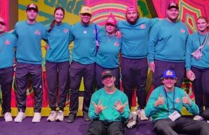 El estudiante local trabaja en 2025 Super Bowl Experience