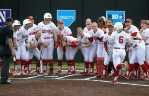 Los fanáticos del softbol de Nebraska reaccionan al juego sin hits de Jordy Bahl