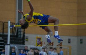La excelencia de Satisfield en 2 deportes lo deja con decisiones de tomar