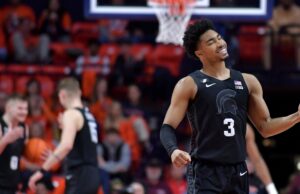 Mira la celebración del vestuario del baloncesto de MSU después de la ganancia de Illinois