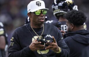 Deion Sanders se duplica en una estrategia de reclutamiento inusual en CU