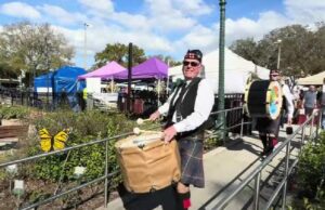 La diversión de tiempo 'Auld' disfrutada en el Festival de Highland Scottish de Mount Dora