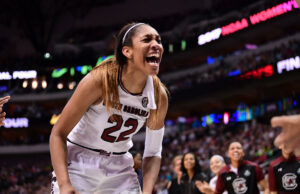 Jersey de A'ja Wilson y el número 22 retirado por Carolina del Sur en la ceremonia previa al juego