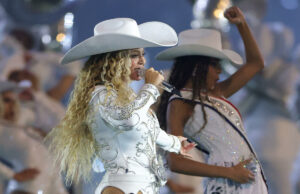 Las estrellas llegan a la alfombra roja para la noche más grande de la música como Beyoncé, Charli XCX ganan los primeros premios