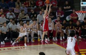 Colin White golpea un triple, que extiende la ventaja de Ohio State sobre USC