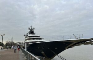 La más grande Flex en la Semana del Super Bowl: el dueño de Jags, Shad Khan, y su superyate