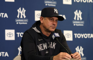 El gerente de los Yankees, Aaron Boone, abre el entrenamiento de primavera con algo de sombra para los Dodgers