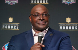 Mira a Shannon Sharpe Surprise hermano Sterling Sharpe con Noticias del Salón de la Fama del Fútbol Profesional