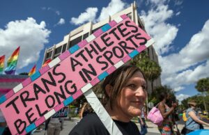 El fiscal general de Texas, Ken Paxton, quiere que la NCAA “inmediatamente” comience “proyecciones de sexo” de estudiantes atletas