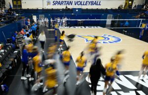 Mujeres trans, niñas prohibidas del deporte femenino bajo el cambio de reglas de la NCAA | Noticias de Donald Trump