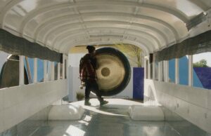 En un autobús escolar modificado en la frontera entre Estados Unidos y México, Guadalupe Maravilla cura a través de vibraciones-Colosal