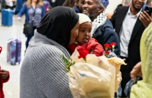 La familia somalí se reúne en Minneapolis mientras Trump huele a los refugiados en todo el mundo