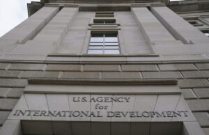 La administración Trump mantiene solo 294 al personal de USAID de más de 10,000 en todo el mundo, dicen las fuentes