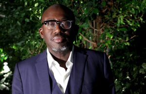 Edward Enninful Teams con la hermana en los medios y la firma de entretenimiento EE72