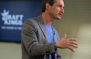 Más estadounidenses ven el juego en los deportes como una herramienta de inversión, pero el CEO de Draftkings dice que la mayoría de los apostadores saben 'es probable que pierdan dinero' a largo plazo