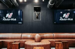 El bar y el lugar de Rabbit Hole Sports ahora están abiertos en North Loop