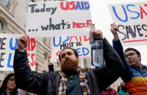 La ayuda de Trump congelada “caos” mantiene cerrados los programas que salvan la vida