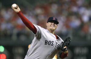 El ex All-Star de los Medias Blancas, el campeón de la Serie Mundial, Bobby Jenks, se somete a un tratamiento del cáncer de estómago