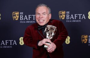 Los 7 momentos más memorables de los Baftas, desde Zoe Saldaña hasta Mikey Madison