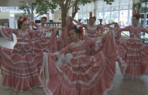 Las culturas se encuentran y celebran fur rondy en 'conoce al mundo en Anchorage'