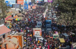 'El atasco de tráfico más grande del mundo': Snarls de 300 km de largo ahoga las carreteras a Maha Kumbh, vehículos varados durante horas | Últimas noticias India