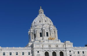 Los senadores presentan dos visiones en competencia para apuestas deportivas en Minnesota