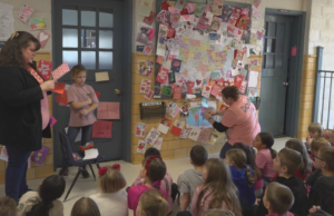 La escuela primaria de Linville-Edom extiende el amor en todo el mundo con el proyecto Valentine