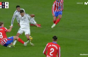 El Atlético de Madrid desconcertado por la llamada del árbitro durante el Derby de Madrid