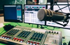 Cómo la radio está involucrando a los jóvenes en África