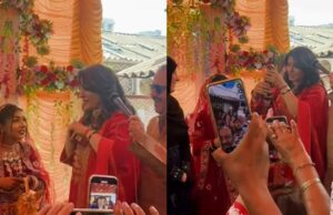 Raveena Tandon regala sus brazaletes a recién casados en la boda de misa