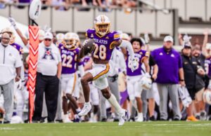 El prospecto del draft de la NFL Shavon Revel Jr. no deja que nada se interponga en su sueño