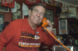 El ex alcalde de Gulfport celebra la nostalgia deportiva con la colección de memorabilias en el hogar