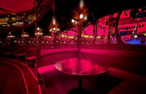 Hay una nueva arena de entretenimiento en la ciudad y es un poco difícil de explicar: la brisa diaria