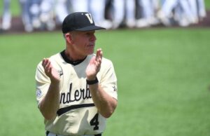 Los entrenadores con la mayoría de las ganancias de la Serie Mundial universitaria masculina