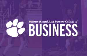 National Girls and Women in Sports Day, con dos estudiantes de negocios